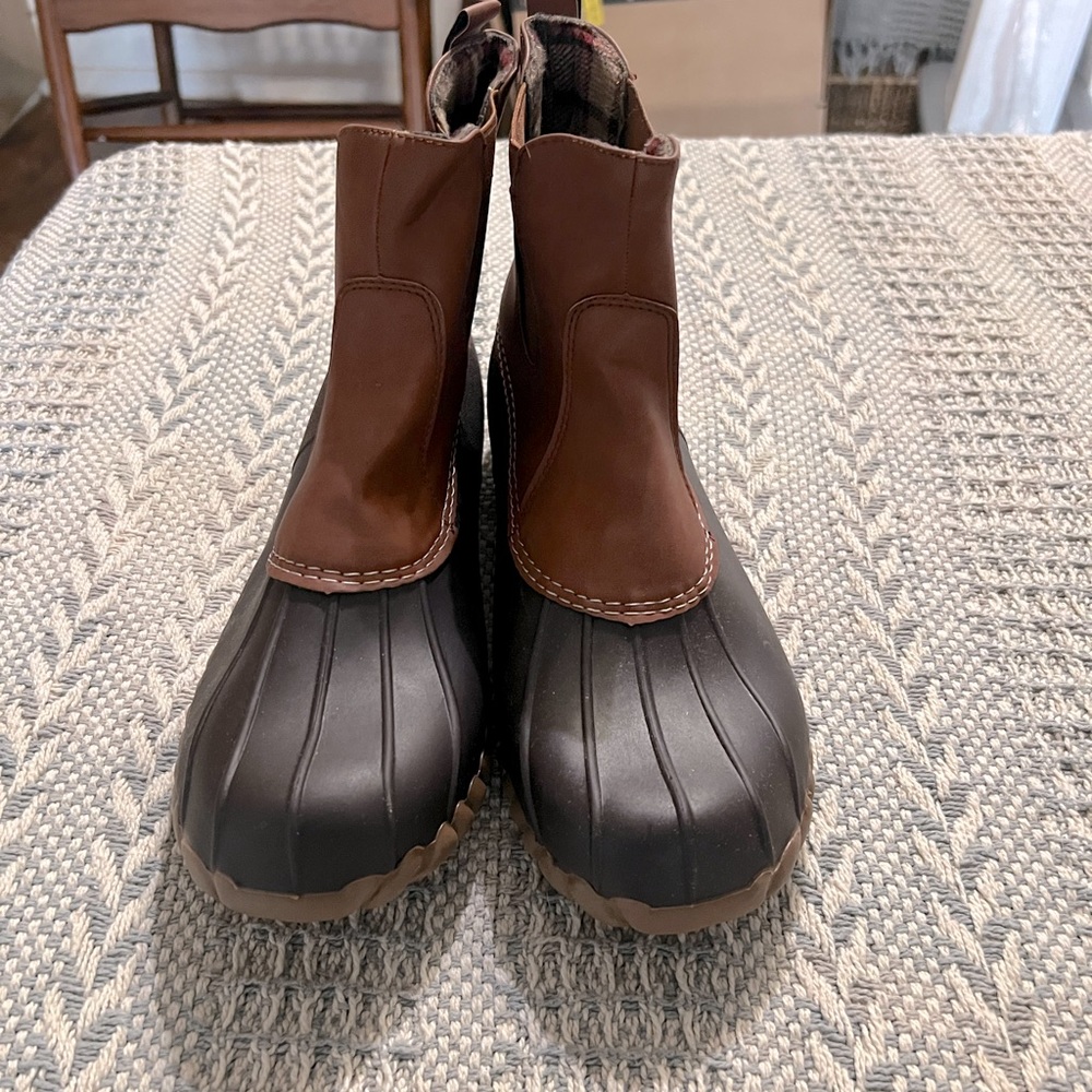 Duck rain boots size 10. Slip on.